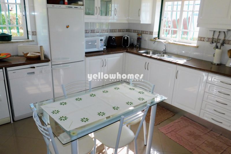 Oportunidade rara: Moradia frente à praia perto de Olhos de Agua / Albufeira